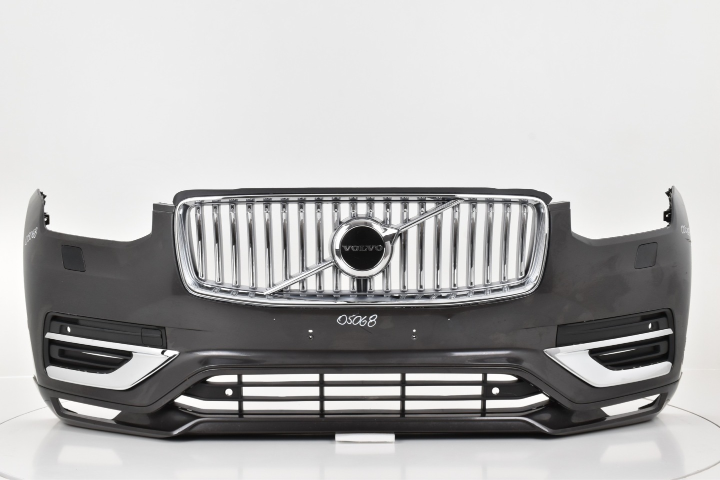 Volvo XC90 Facelift Frontstoßstange ab 2021 mit Parksensoren und Scheinwerferreinigungsanlage