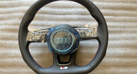 Audi Multifunktionslenkrad rote Naht mit Teilenummer 8Y0419091Q