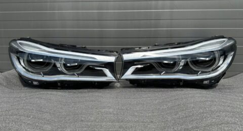 Ein Set BMW G11 G12 Adaptive LED Scheinwerfer mit den Teilenummern 8499240 und 8499239, bereit für den Einbau.
