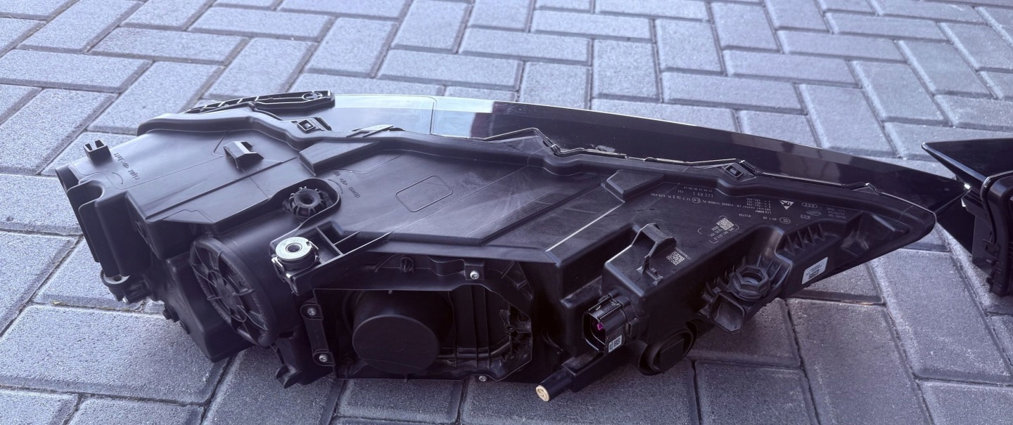 Gebrauchter Audi Q7 4M Reflektor mit Teilenummer 4M0941011D