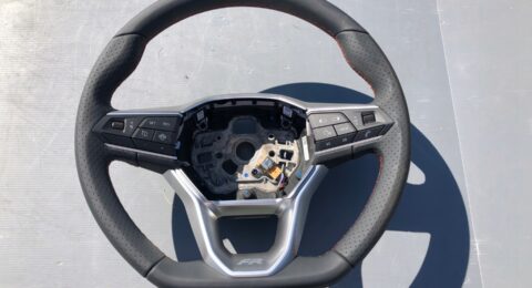 Gebrauchtes Seat Leon IV FR Lenkrad mit roter Naht und Teilenummer 5FA419091EE für Automatikgetriebe