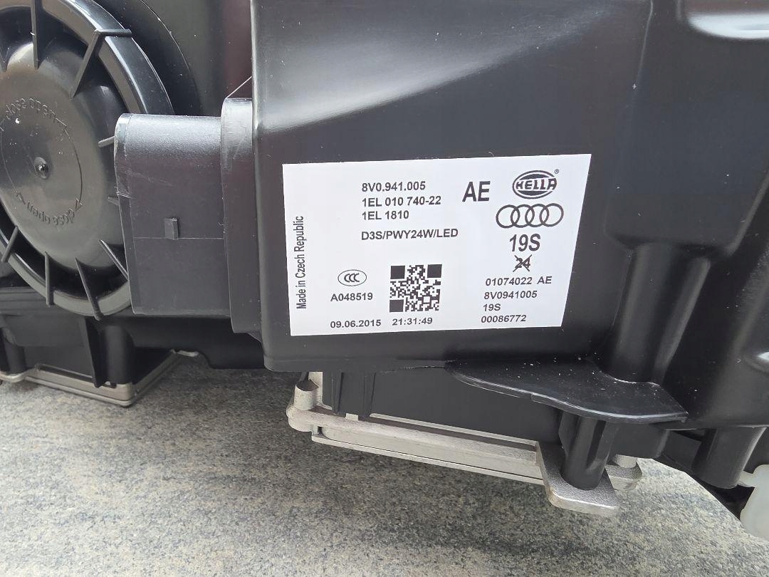 Gebrauchtes Set Audi A3 S3 8V Bi-Xenon LED Scheinwerfer für die Baureihe 8V0 8V, Teilenummern 8V0941005 und 8V0941006.